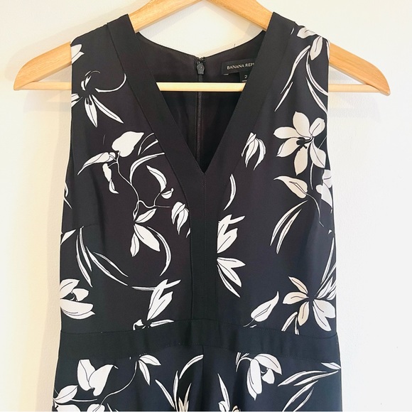 Banana Republic black and white dress handkerchief hem v-neck - Picture 4 of 11